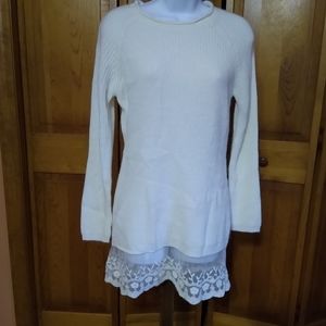 Small oversized sweater with lace bottom